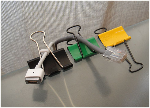 Un organizador de cables con clips metálicos para papel