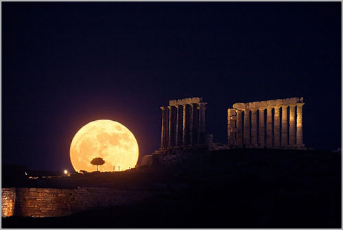 La salida lunar del solsticio en Cabo Sunión por Anthony Ayiomamitis (TWAN) La salida lunar del solsticio en Cabo Sunión por Anthony Ayiomamitis (TWAN)