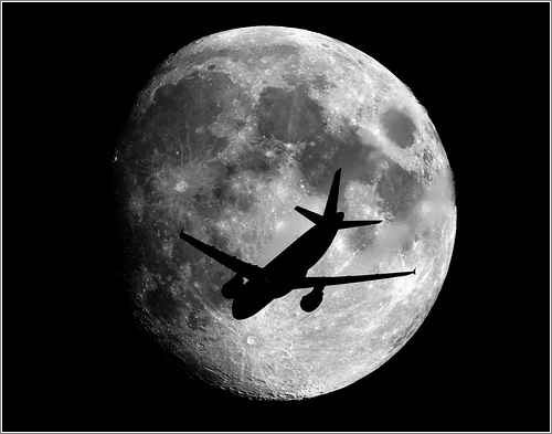 Luna y avión por Sebastien Lebrigand