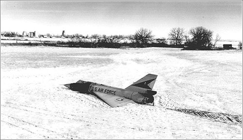 El Cornfield Bomber en el campo en el que aterrizó