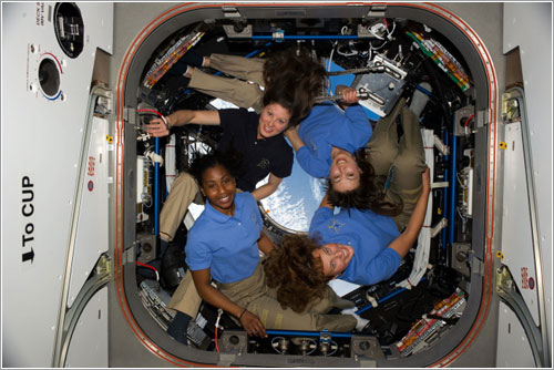 Cuatro mujeres en el espacio