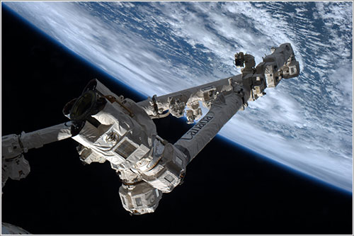 El razo robot de la ISS preparado para capturar la Dragon - NASA