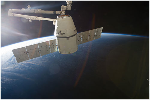 El brazo robot de la ISS listo para soltar la Dragon CRS-2