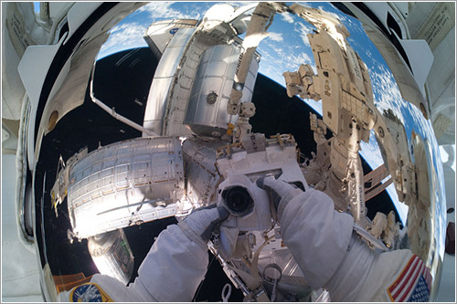 Mike Fossum durante la misión STS-135 - NASA