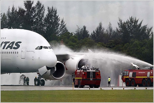 Los bomberos del aeropuerto de Singapur intentando parar el motor número 1