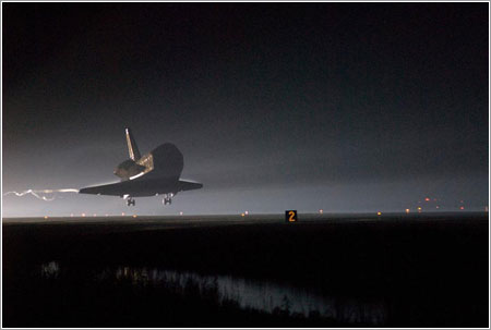 El Endeavour a punto de aterrizar - NASA/Tom Joseph