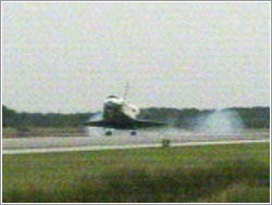 Aterrizaje del Discovery en la misión STS-121