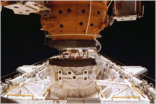 Atlantis a punto de atracar en la MIR - NASA