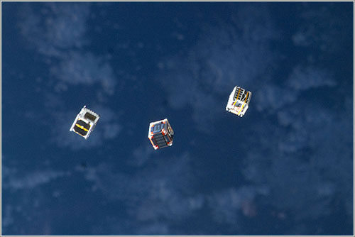 Tres CubeSAT emprenden su camino - NASA
