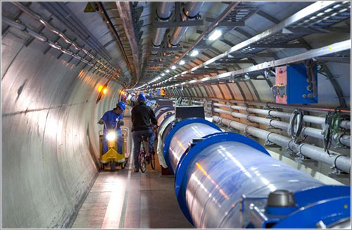 Interior del túnel que alberga el LHC