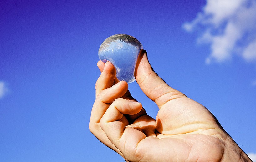 Un burbuja de agua que se puede comer para sustituir a las botellas de plástico