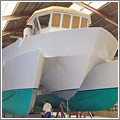 Catamarán de pesca proviso de motor y velas Catamarán de pesca proviso de motor y velas