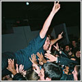 Prohibido… crowd surfing