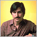 Steve Jobs con bigote, posando ante un Apple II con Barrio Sésamo