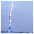 La Torre Eiffel alcanzada por un rayo