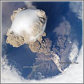 La erupción del volcán Sarychev desde la Estación Espacial La erupción del volcán Sarychev desde la Estación Espacial