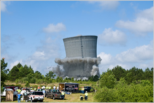 Torre de refrigeración gigantesca + demolición con explosivos = …