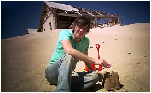 Brian Cox demostrando las propiedades de la entropía en un desierto africano… en vez de en la playa de al lado de su casa. ¡Eso es poderío!