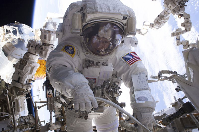 Peggy Whitson durante un paseo espacial