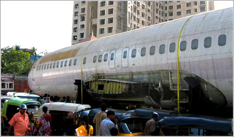 Boeing 737 abandonado en una calle