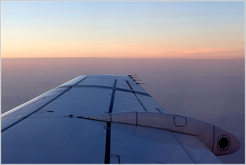 Una ala de un avión en vuelo