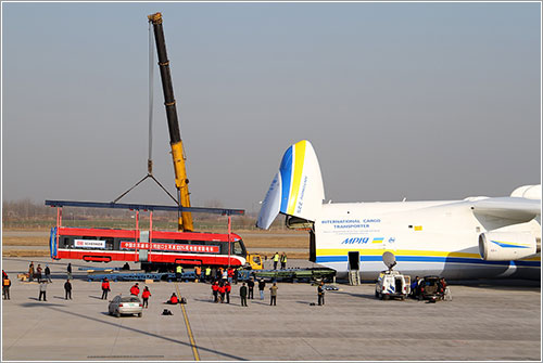 An-225 y un tranvía