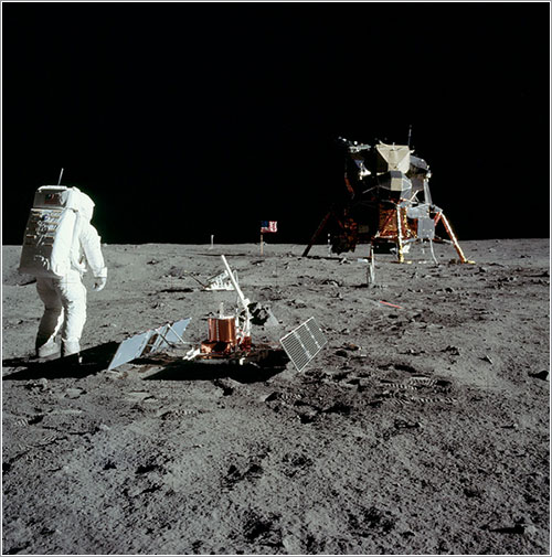 Aldrin junto a alguno de los instrumentos - NASA