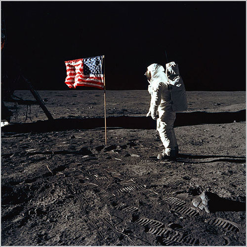 Buzz Aldrin saluda a la bandera - NASA