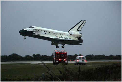 El Discovdery a punto de tomar tierra tras la misión STS-116 © NASA/Mike Kerley