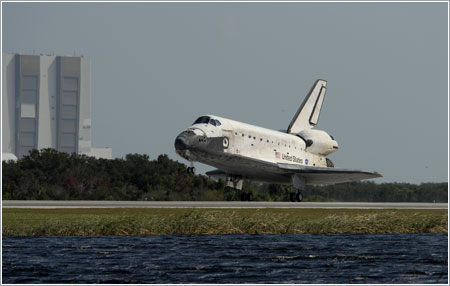 Discovery aterrizando tras la misión STS-120 / NASA