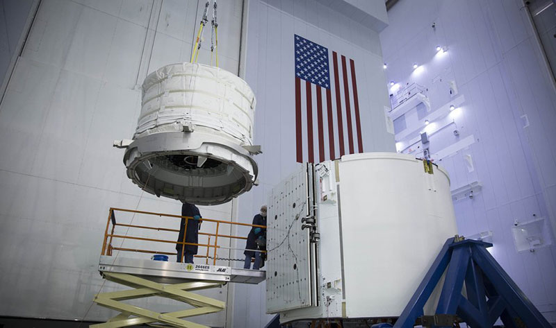 BEAM siendo cargado en su transporte al espacio