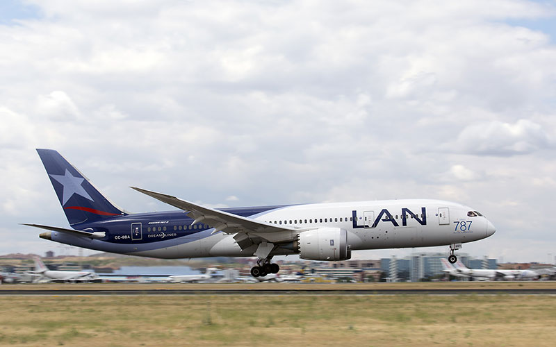 Boeing 787 de LAN aterrizando en Madrid