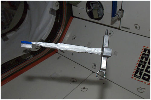 Cepillo de dientes tuneado como herramienta espacial - NASA/ESA