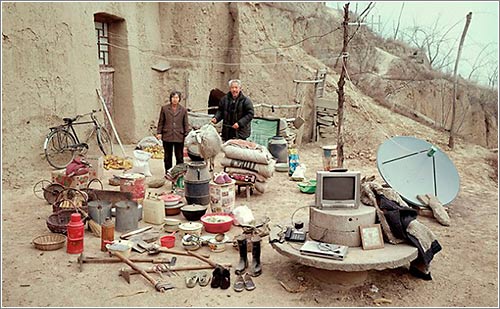 Chinese-Families-With-All-Their-Stuff-In-A-Single-Photo6-640X505