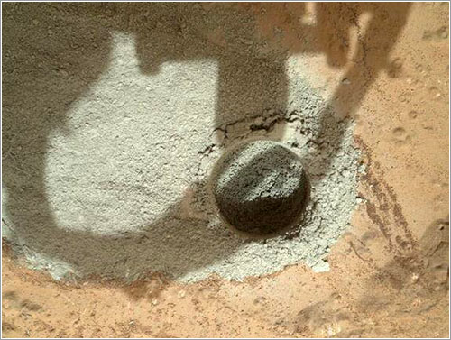 Primer taladro de curiosity - NASA / JPL-Caltech / MSSS