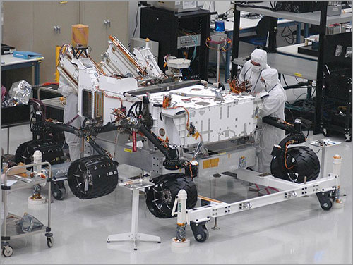 Técnicos del JPL instalando las ruedas - NASA/JPL-Caltech