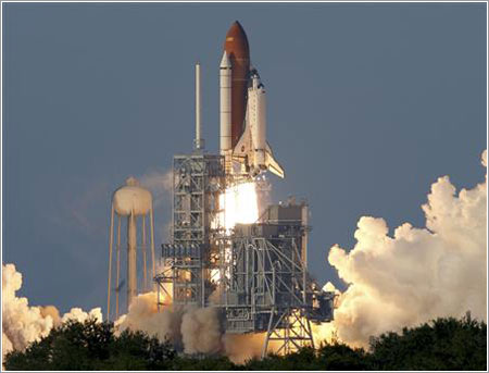 Atlantis despegando en la misión STS-117 © REUTERS/David Carlson