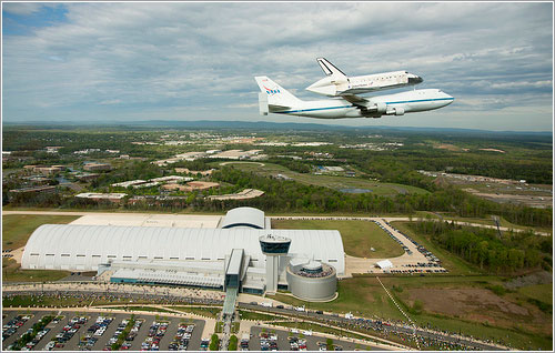 Sobrevolando el centro Udvar-Hazy - NASA/Robert Markowitz