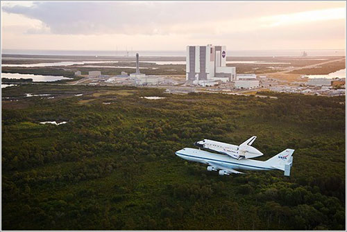 Discovery sobrevolando KSC