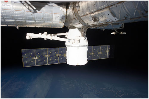 La Dragon CRS1 atracada en el módulo Harmony de la ISS - NASA