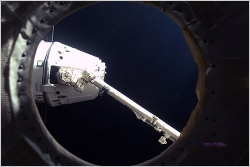 La Dragon CRS-2 enganchada por el Canadarm - NASA