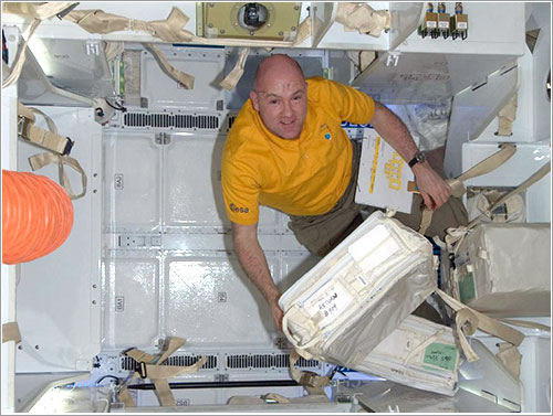 André Kuipers en el interior de la Dragon - NASA