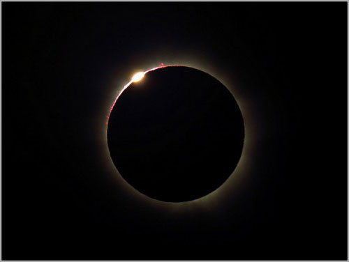Anilo de diamante durante el eclipse
