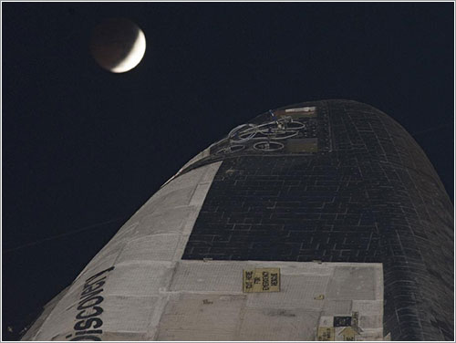 Discovery y el eclipse lunar - NASA/Kim Shiflett