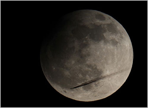 Luna eclipsada y avión