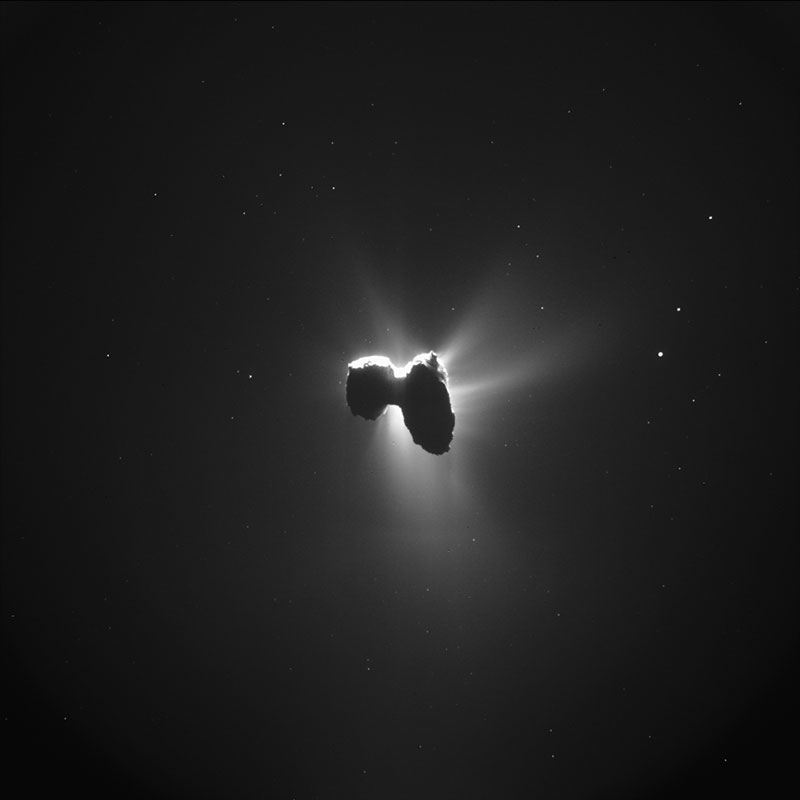 El núcleo de 67P con el Sol detrás, lo que permite apreciar perfectamente que está formado por dos cuerpos en contacto