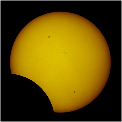 Transit of the ISS during the solar eclipse of january 4 2011 from Oman