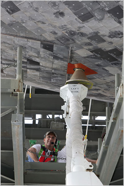 Encajando el Discovery en su sitio - NASA/Dimitri Gerondidakis