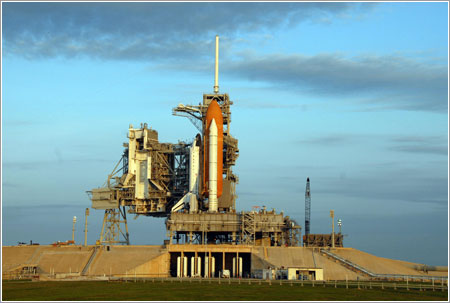 El Endeavour en la plataforma de lanzamiento - NASA/Ken Thornsley