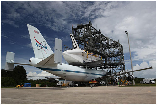 Endeavour a lomos del SCA NASA 905